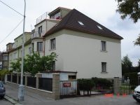 Fasáda, terasa a klempířské práce rodinného domu na Třebešíně 2004.