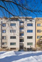 Fasáda činžovního domu v Podlolí ve vnitrobloku. 2025